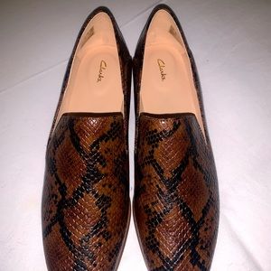 Clarks snake skin leather flats